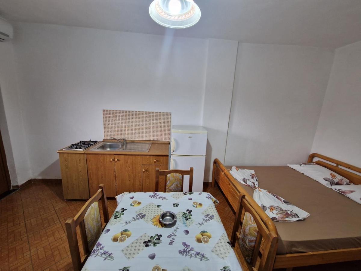 Guest House "Pisha" Durrës Buitenkant foto
