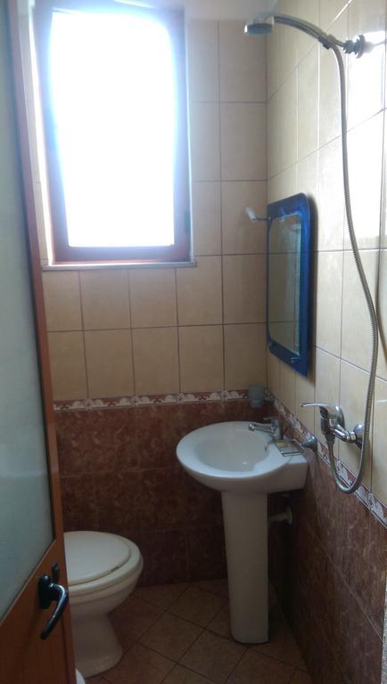 Guest House "Pisha" Durrës Buitenkant foto